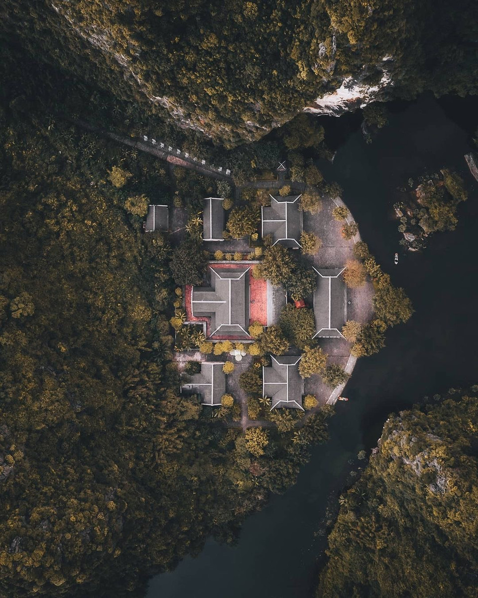 Cùng với Hang Múa thì Tràng An cũng là điểm đến không nên bỏ lỡ cho kỳ nghỉ Tết dương lịch 2021. Phong cảnh hữu tình non nước với cảnh đẹp được ví như Vịnh Hạ Long trên cạn có thể hút hồn bất cứ du khách nào. (Ảnh: CTV/Vietnam+)