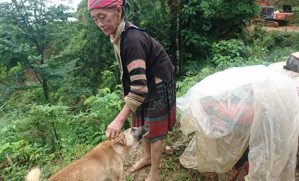  Người dân dân Sáng Tùng hiện đang gặp rất nhiều khó khăn, nhà cửa, tài sản và hoa màu của họ bị chôn vùi trong đất đá do sạt lở. (Ảnh: Việt Hoàng-Công Tuyên/TTXVN)