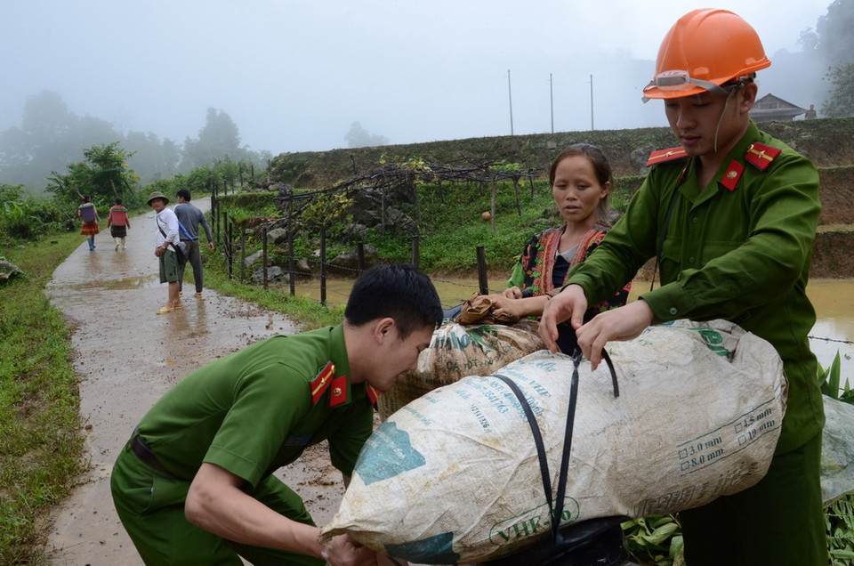 Công an tỉnh Lai Châu đã cử hơn 50 cán bộ, chiến sỹ giúp dân Sáng Tùng vận chuyển đồ đạc và dựng lán để ở. (Ảnh: Việt Hoàng-Công Tuyên/TTXVN)