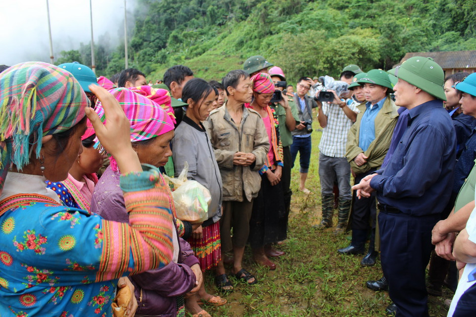 Đoàn công tác của tỉnh Lai Châu đến bản Sáng Tùng để động viên, hỗ trợ bà con vượt qua khó khăn. (Ảnh: Việt Hoàng-Công Tuyên/TTXVN)