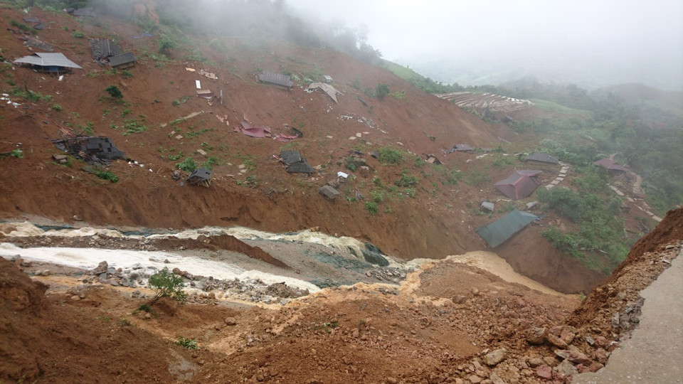 Hiện trường vụ sạt lở kinh hoàng. (Ảnh: Việt Hoàng-Công Tuyên/TTXVN)