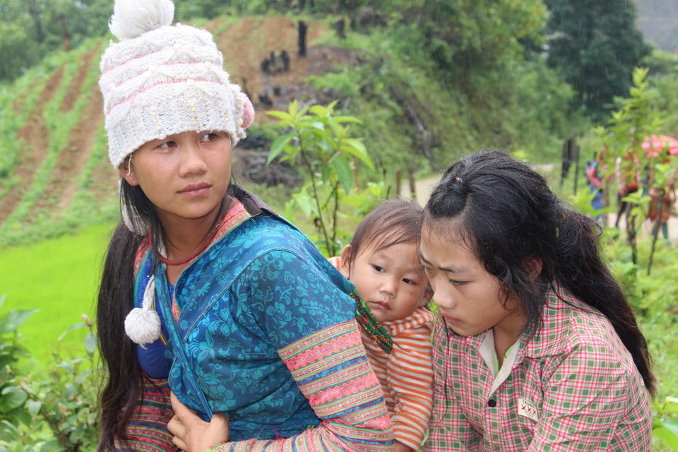 Những khuôn mặt vẫn còn thất thần của người dân bản Sáng Tùng khi chứng kiến vụ sạt lở đất. (Ảnh: Việt Hoàng-Công Tuyên/TTXVN)