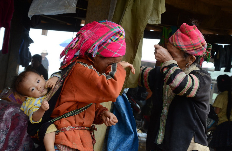 Người dân dân Sáng Tùng hiện đang gặp rất nhiều khó khăn, nhà cửa, tài sản và hoa màu của họ bị chôn vùi trong đất đá do sạt lở. (Ảnh: Việt Hoàng-Công Tuyên/TTXVN)