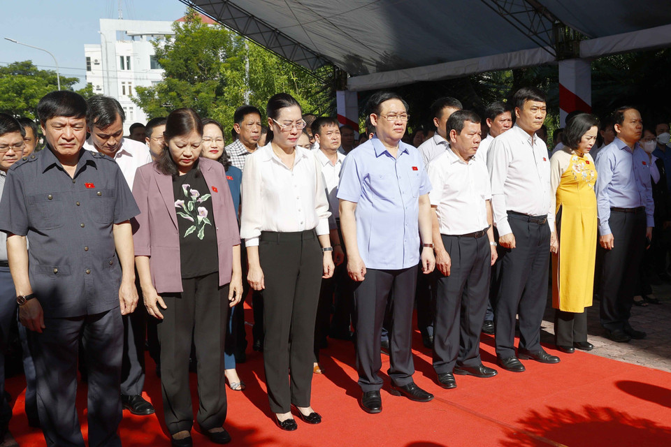 Chủ tịch Quốc hội Vương Đình Huệ dâng hương, dâng hoa tưởng niệm các Anh hùng liệt sỹ. (Ảnh: Doãn Tấn/TTXVN)