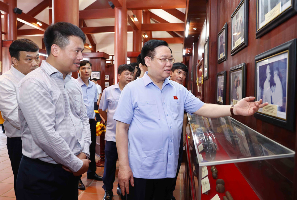 Chủ tịch Quốc hội Vương Đình Huệ thăm khu lưu niệm cố Thủ tướng Chính phủ Phạm Văn Đồng. (Ảnh: Doãn Tấn/TTXVN)