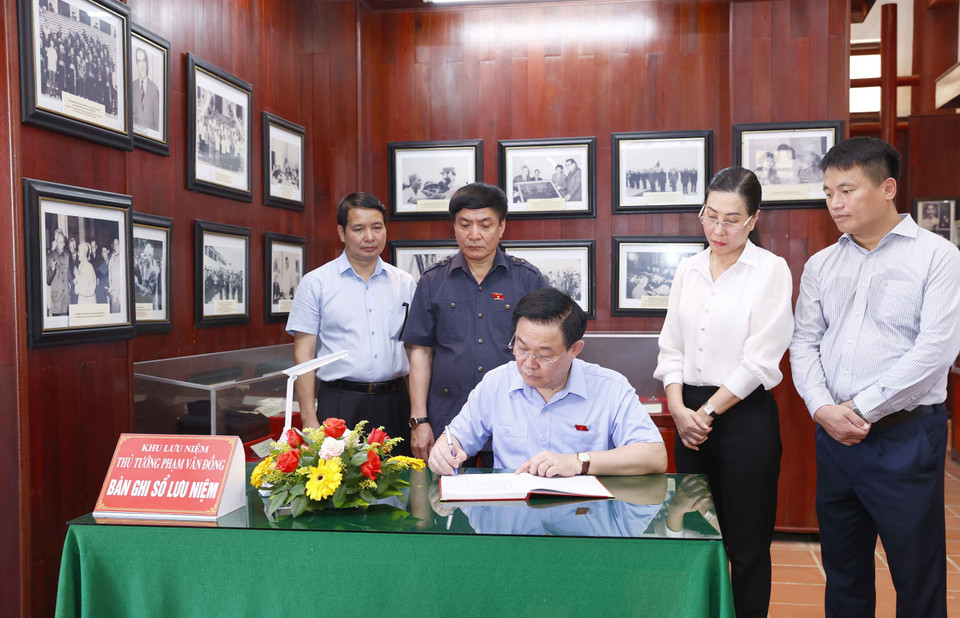 Chủ tịch Quốc hội Vương Đình Huệ viết lưu bút tại khu lưu niệm cố Thủ tướng Chính phủ Phạm Văn Đồng. (Ảnh: Doãn Tấn/TTXVN)