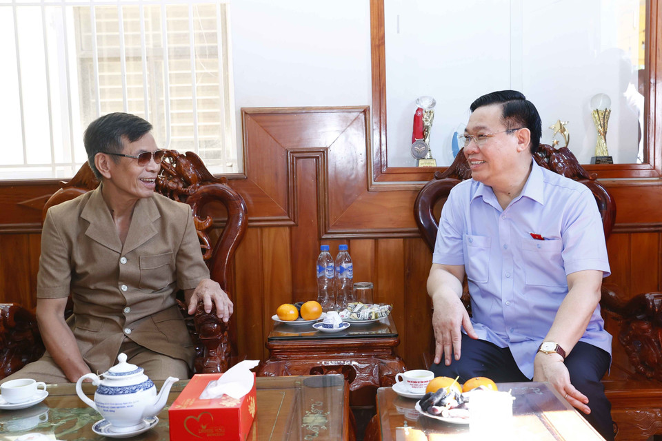 Chủ tịch Quốc hội Vương Đình Huệ thăm và tặng quà thương binh hạng 1/4 Phan Quang Nam (phường Trần Phú, thành phố Quảng Ngãi). (Ảnh: Doãn Tấn/TTXVN)