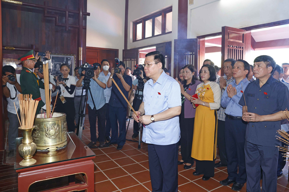 Chủ tịch Quốc hội Vương Đình Huệ và đại biểu dâng hương tưởng nhớ cố Thủ tướng Chính phủ Phạm Văn Đồng. (Ảnh: Doãn Tấn/TTXVN)