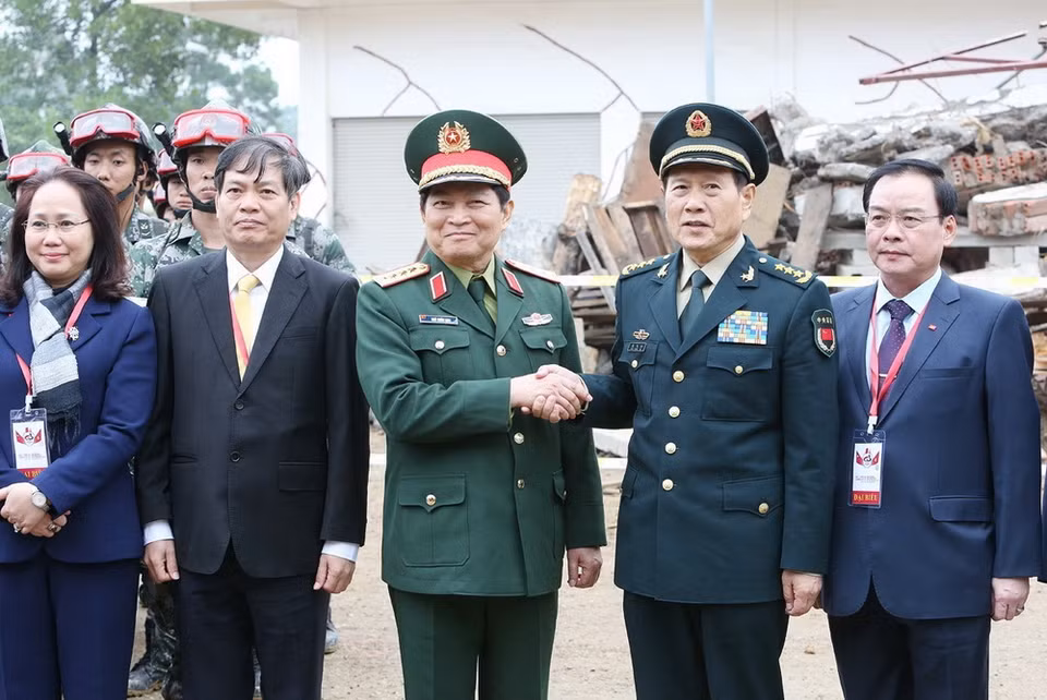 Bộ trưởng Quốc phòng Việt Nam Ngô Xuân Lịch và Bộ trưởng Quốc phòng Trung Quốc Ngụy Phượng Hòa tham dự hoạt động diễn tập tại Giao lưu Hữu nghị quốc phòng biên giới Việt Nam-Trung Quốc lần thứ 5. (Ảnh: Dương Giang/TTXVN)