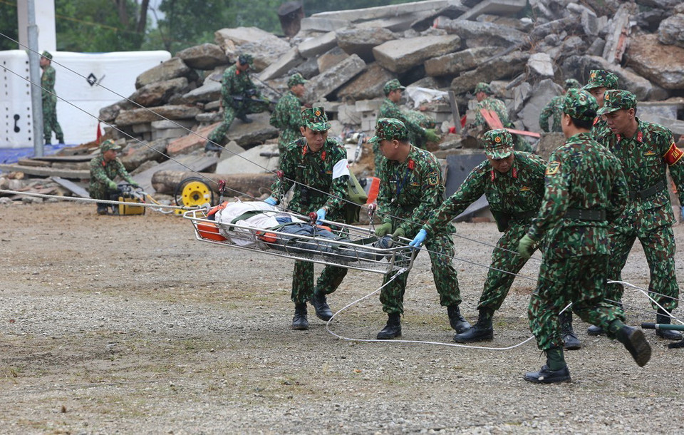  Lực lượng quân đội Việt Nam tham gia diễn tập liên hợp cứu nạn thảm họa, dịch bệnh khu vực biên giới Việt Nam-Trung Quốc. (Ảnh: Dương Giang/TTXVN)