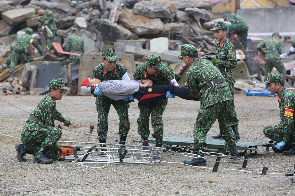 Lực lượng quân đội Việt Nam tham gia diễn tập liên hợp cứu nạn thảm họa, dịch bệnh khu vực biên giới Việt Nam-Trung Quốc. (Ảnh: Dương Giang/TTXVN)