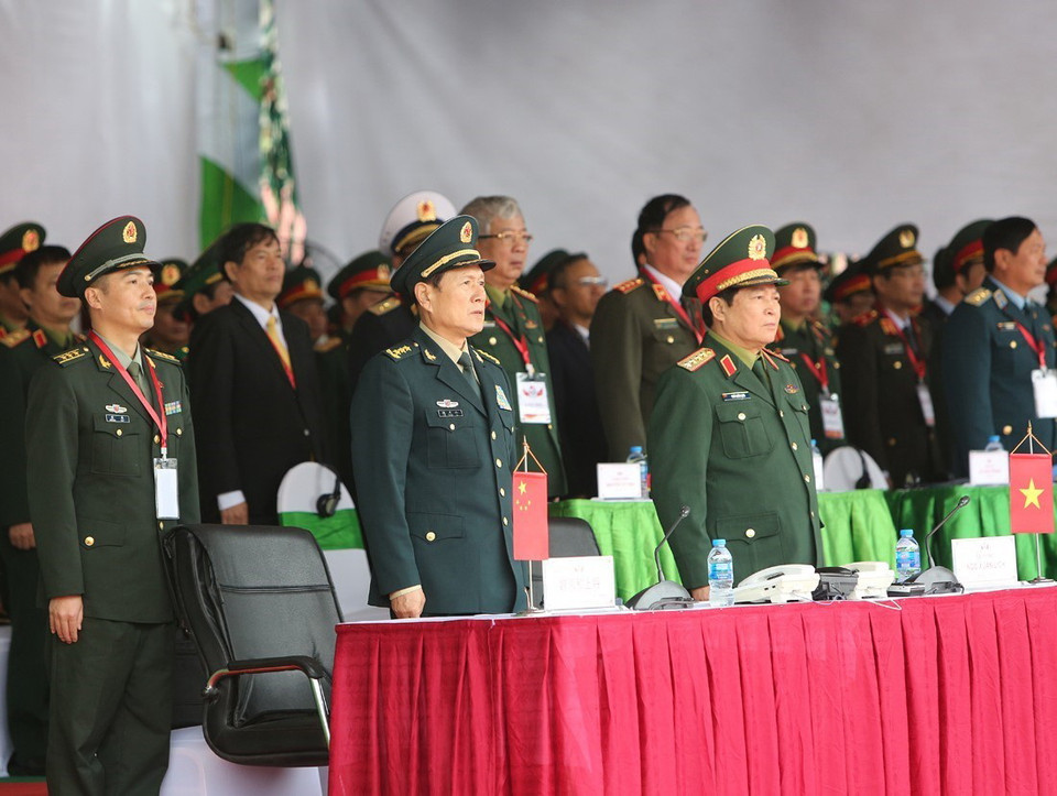 Bộ trưởng Quốc phòng Ngô Xuân Lịch và Bộ trưởng Quốc phòng Trung Quốc Ngụy Phượng Hòa chứng kiến hoạt động diễn tập liên hợp của quân đội hai nước trong cứu nạn thảm họa, dịch bệnh khu vực biên giới Việt Nam-Trung Quốc. (Ảnh: Dương Giang/TTXVN)