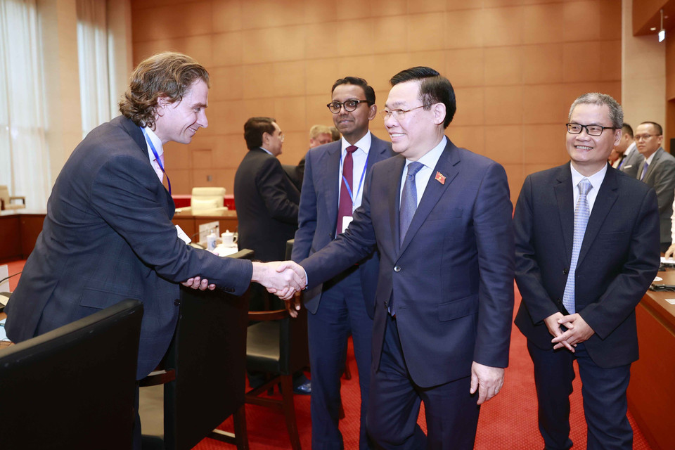 Chủ tịch Quốc hội Vương Đình Huệ gặp gỡ các đại biểu. (Ảnh: Doãn Tấn/TTXVN)