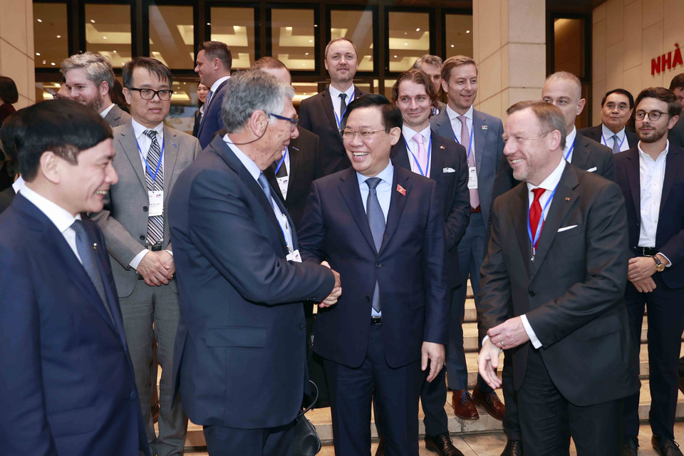 Chủ tịch Quốc hội Vương Đình Huệ trao đổi với đại biểu. (Ảnh: Doãn Tấn/TTXVN)