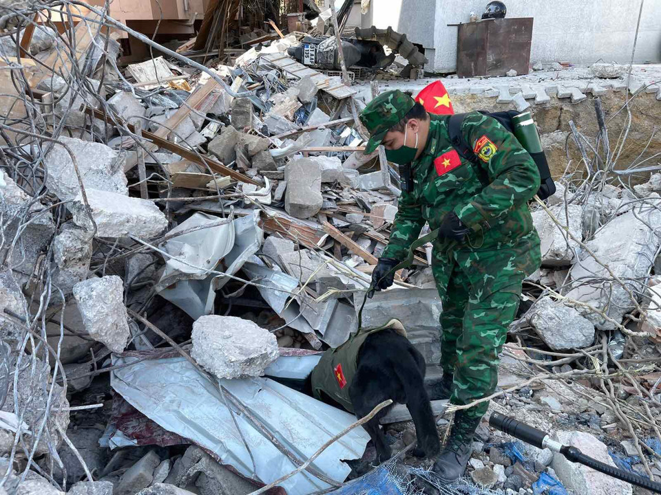 Đội Công binh cứu sập và Đội chó nghiệp vụ của Quân đội nhân dân Việt Nam hỗ trợ tìm kiếm cứu nạn tại tỉnh Hatay. (Ảnh: Văn Hiếu/Vietnam+) 