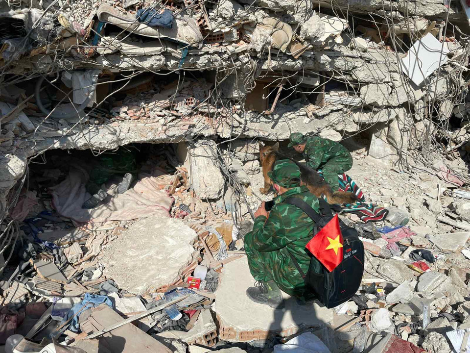 Lực lượng quân đội nhân dân Việt Nam tìm kiếm cứu nạn tại tỉnh Hatay, Thổ Nhĩ Kỳ. (Ảnh: Văn Hiếu/Vietnam+)