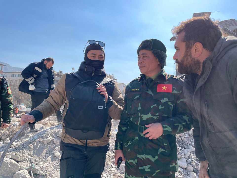 Dưới sự chỉ đạo tại hiện trường của Thiếu tướng Phạm Văn Tỵ, Phó chánh Văn phòng Thường trực Ủy ban Quốc gia ứng phó sự cố, thiên tai và tìm kiếm cứu nạn, Phó cục trưởng Cục Cứu hộ-Cứu nạn (Bộ Tổng Tham mưu), trưởng đoàn, các tổ thực hiện tìm kiếm nạn nhân. (Ảnh: Văn Hiếu/Vietnam+)