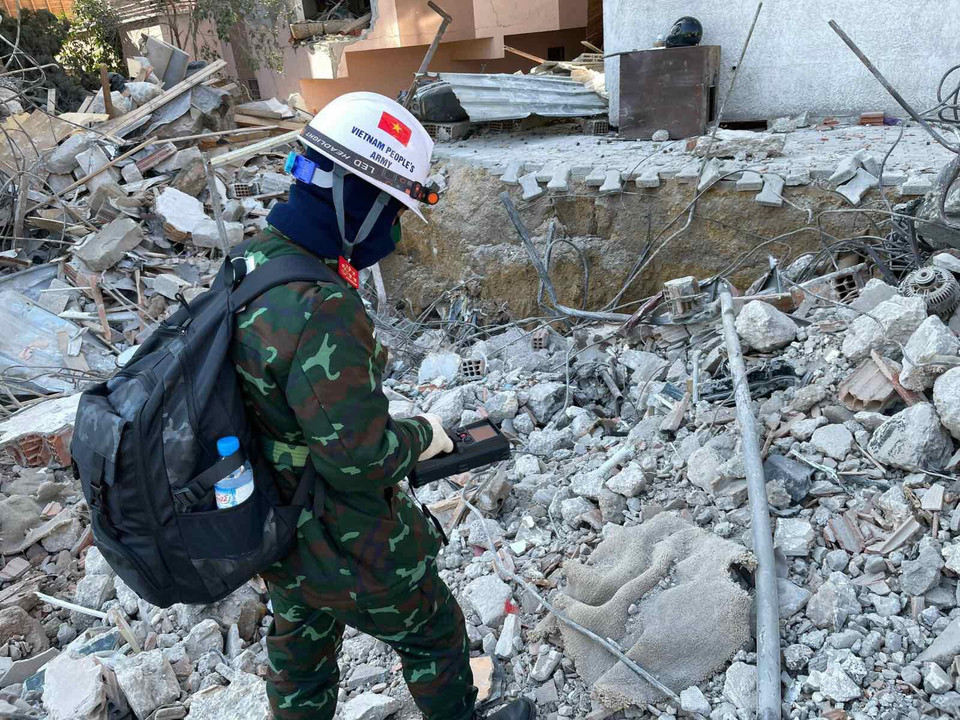 Lực lượng quân đội nhân dân Việt Nam thực hiện nhiệm vụ. (Ảnh: Văn Hiếu/Vietnam+)