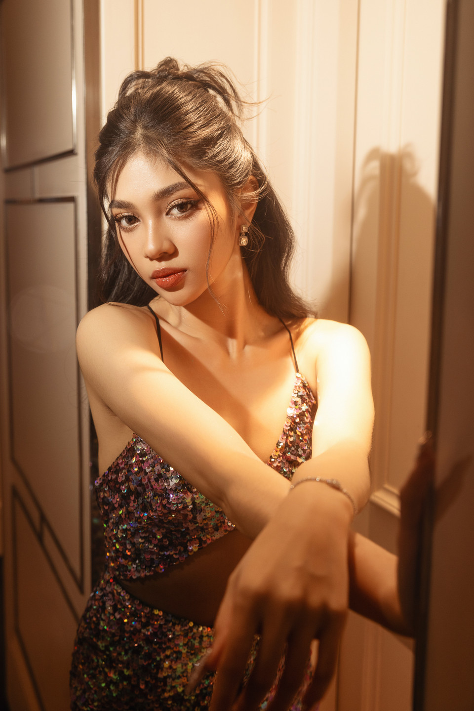 Minh Kiên còn được yêu thích bởi tài năng diễn xuất và ca hát. Với khả năng diễn xuất, dù chưa qua trường lớp đào tạo nhưng nàng hậu đã lấy được nước mắt người hâm mộ qua phần trình diễn trang phục “Gánh mẹ” tại đêm diễn National Costume - Miss Grand Vietnam 2023. (Ảnh: CTV/Vietnam+)