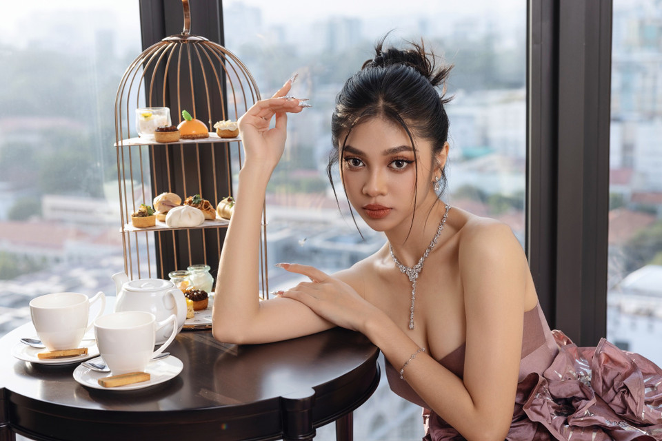 Trang phục này được thiết kế tỉ mỉ với phần váy xòe dài, điểm xuyến là phần thắt eo kiến. (Ảnh: CTV/Vietnam+)