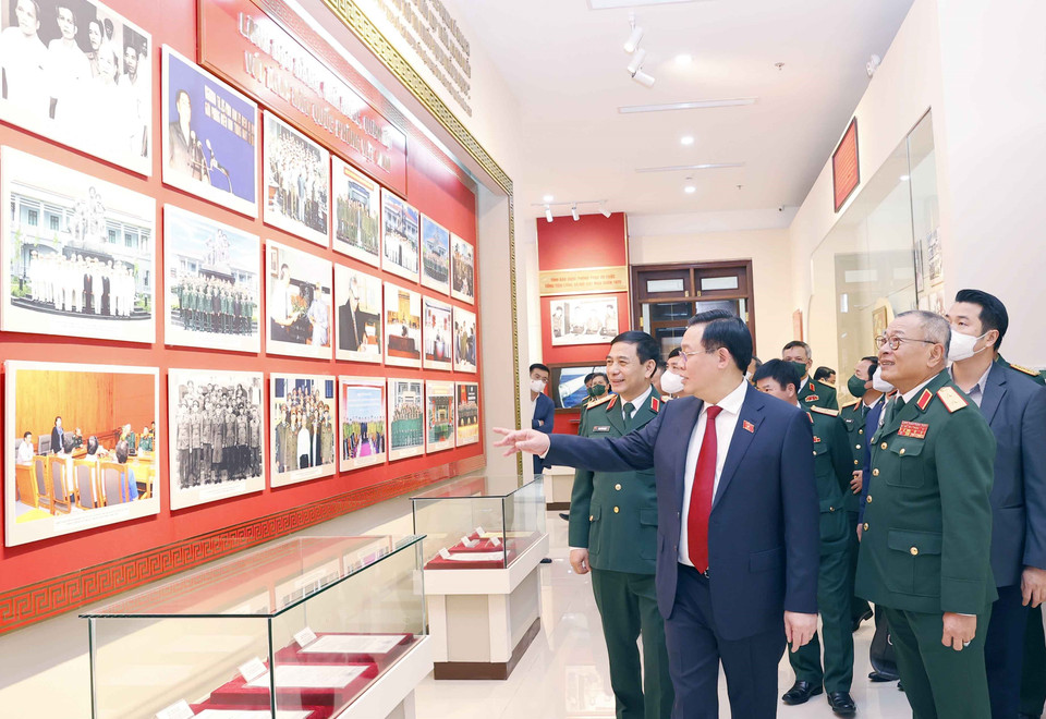Chủ tịch Quốc hội Vương Đình Huệ và các đại biểu tham quan Bảo tàng Tổng cục II, Bộ Quốc phòng. (Ảnh: Doãn Tấn/TTXVN)