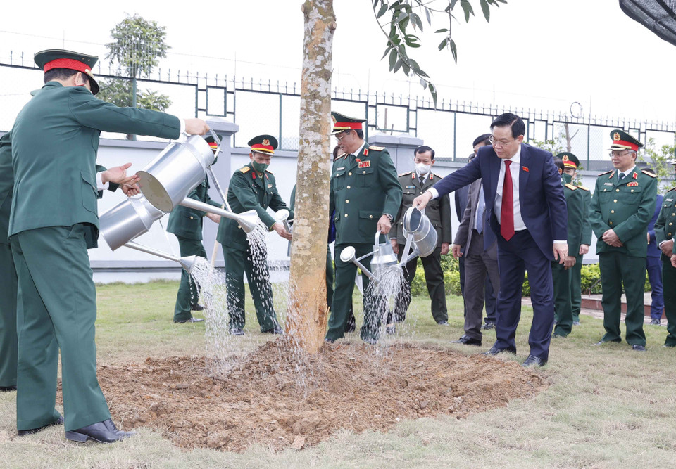 Chủ tịch Quốc hội Vương Đình Huệ trồng cây lưu niệm tại Tổng cục II, Bộ Quốc phòng. (Ảnh: Doãn Tấn/TTXVN)