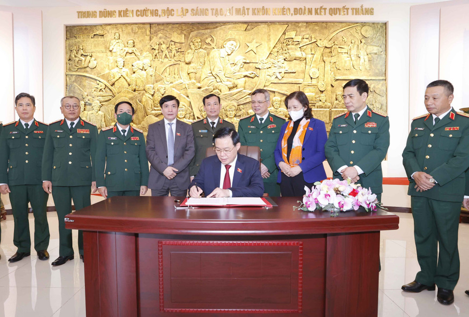 Chủ tịch Quốc hội Vương Đình Huệ viết lưu bút. (Ảnh: Doãn Tấn/TTXVN)