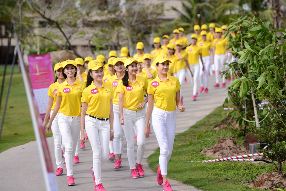 Bên cạnh việc tập luyện, trau dồi các kỹ năng mềm cùng những chuyên gia uy tín, ban tổ chức cũng lên lịch trình cho các thí sinh tham gia các hoạt động xã hội. (Ảnh: BTC)