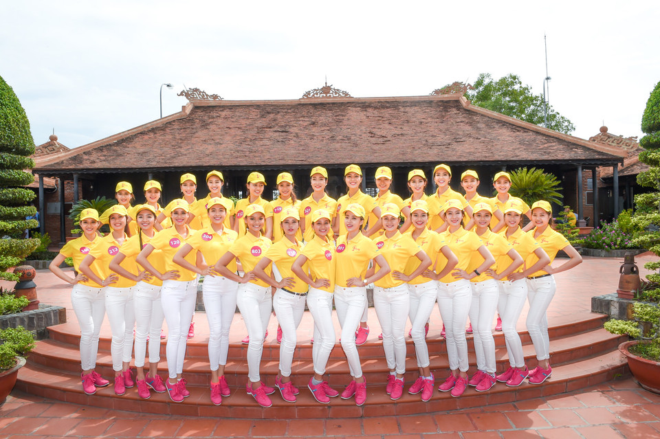 Các thí sinh thăm quan những danh lam thắng cảnh đặc trưng tại thành phố Nha Trang... (BTC)