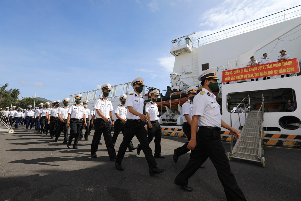 Các cán bộ, chiến sỹ hải quân lên tàu ra nhận nhiệm vụ tại huyện đảo Trường Sa. (Ảnh: Thành Đạt/TTXVN)