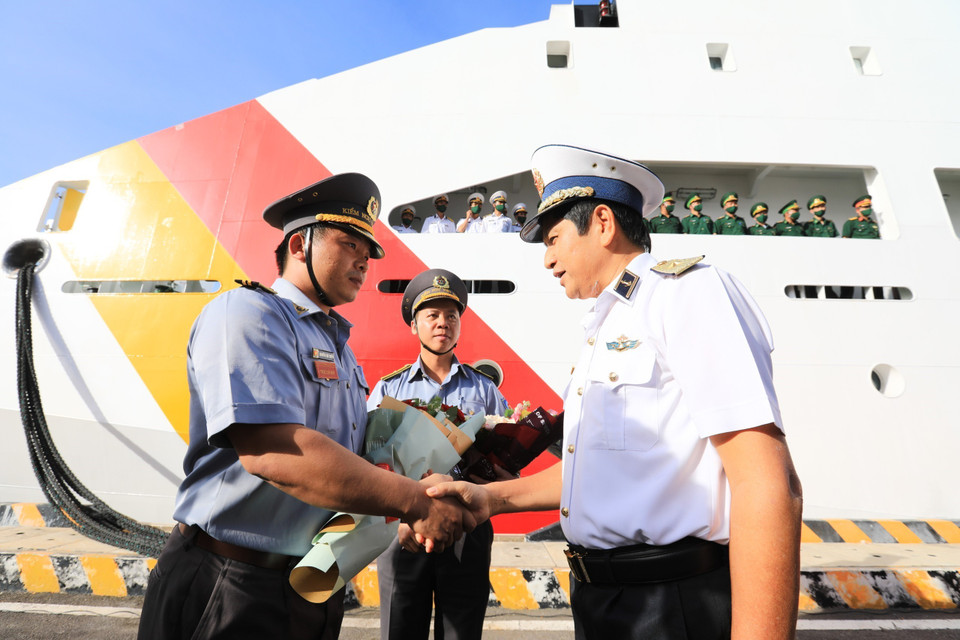 Chuẩn đô đốc Ngô Văn Thuân, Chính ủy Vùng 4 Hải quân động viên các cán bộ, chiến sỹ trong đoàn công tác. (Ảnh: Thành Đạt/TTXVN)