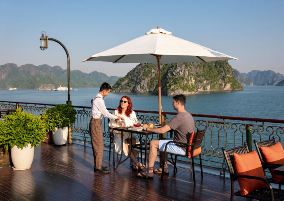 Du thuyền ngủ đêm trên Vịnh đang thu hút đông khách du lịch Việt và thực sự là trải nghiệm rất đáng thử thời điểm này. Do ảnh hưởng của đại dịch COVID-19, không có khách nước ngoài nên hầu hết các hãng tàu đều giảm giá sâu nhằm kích cầu nội địa. (Ảnh: Mai Mai/Vietnam+)