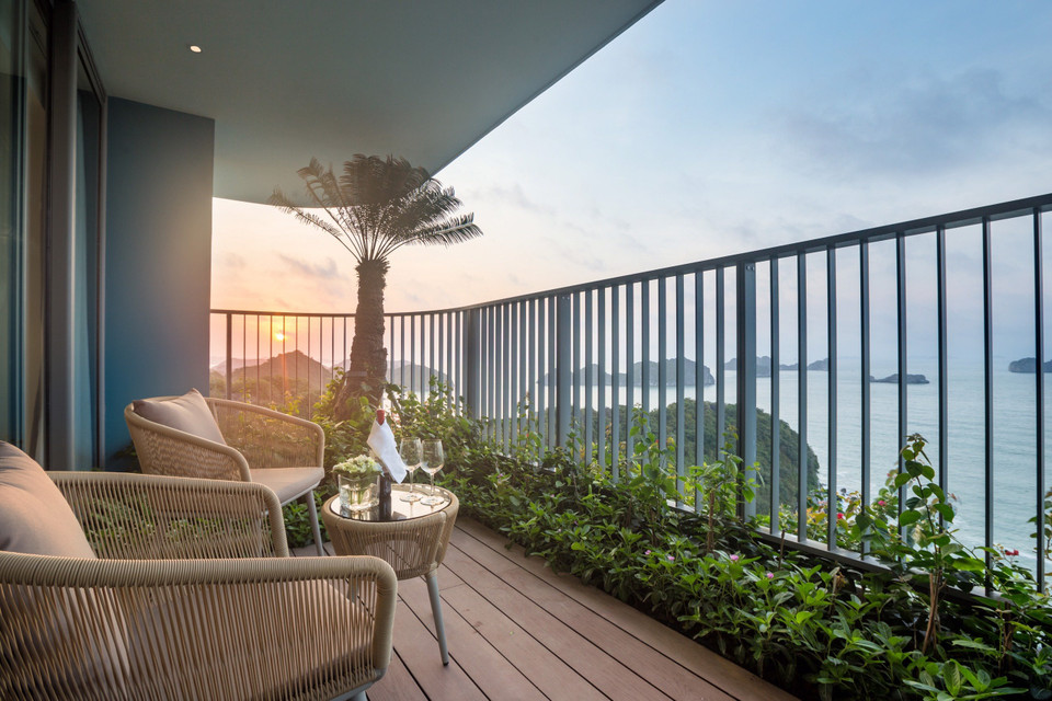 Hầu như tất cả các phòng của khu nghỉ dưỡng đều có tầm nhìn hướng vịnh. (Ảnh: Mai Mai/Vietnam+)