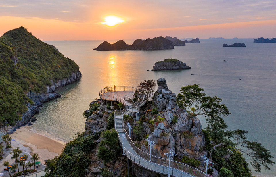 Một trong những điểm ngắm bình minh đẹp nhất vịnh Lan Hạ, nằm trong khu nghỉ dưỡng Flamingo Cát Bà Resort. (Ảnh: Mai Mai/Vietnam+)