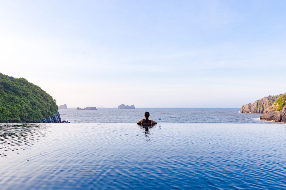 Chắc chắn không nên bỏ qua bể bơi vô cực để thưởng thức trọn vẹn quang cảnh tuyệt đẹp của vịnh Lan Hạ lúc bình minh hay hoàng hôn buông xuống đỏ rực. (Ảnh: Mai Mai/Vietnam+)