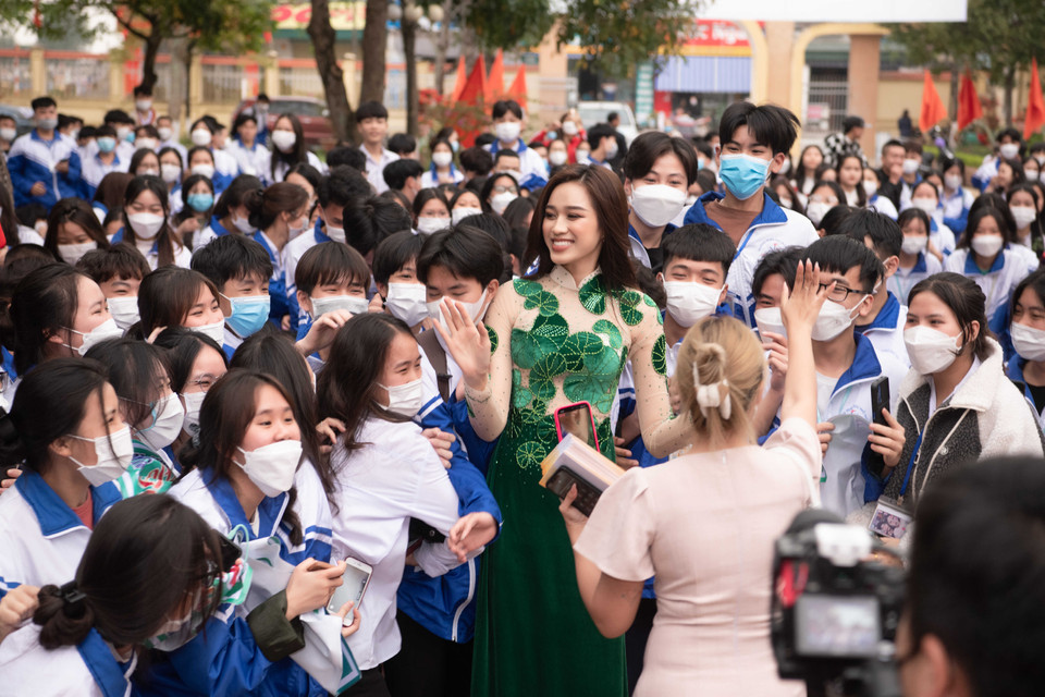 Hoa hậu xúc động trong vòng vây của các thế hệ hậu bối. (Ảnh: CTV/Vietnam+)
