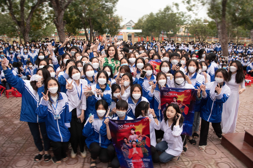 Ngay khi vừa xuất hiện, người đẹp đã trở thành tâm điểm và được các thầy cô cũng như học sinh của trường chào đón nồng nhiệt. (Ảnh: CTV/Vietnam+)