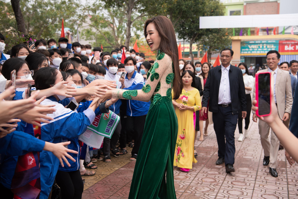 Đỗ Thị Hà về thăm trường cũ trong vòng vây và sự đón chào của thầy cô cũng như các thế hệ đàn em. (Ảnh: CTV/Vietnam+)