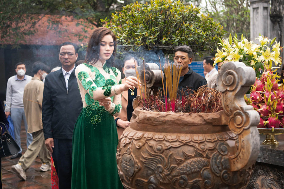 Ngay khi ra khỏi sân bay, Đỗ Thị Hà đã đến dâng hương tại đền Bà Triệu cùng gia đình, dòng họ. (Ảnh: CTV/Vietnam+)