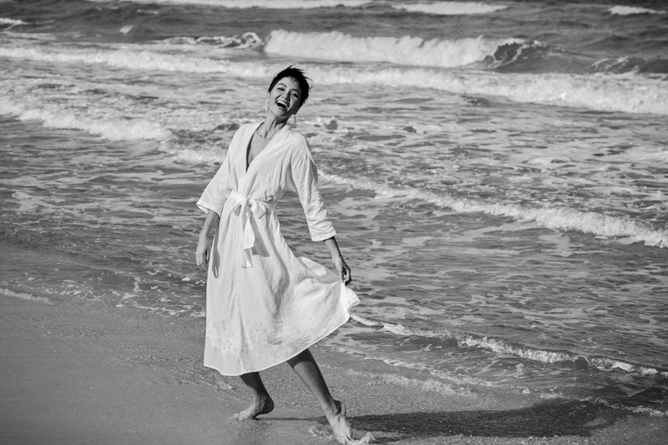 Vốn là người rất thích biển nên trong lúc chờ đợi cùng êkíp chuẩn bị làm việc, H’Hen Niê đã tranh thủ đi dạo biển. (Ảnh: Hồ Quốc Hoàng/Vietnam+)