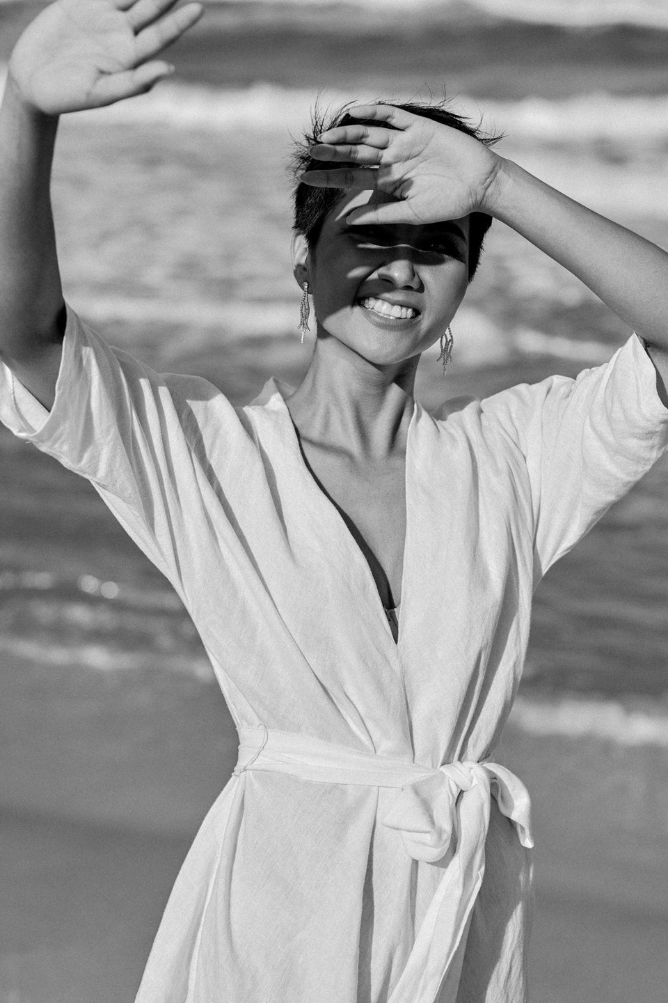 Với bộ ảnh này, H’Hen Niê muốn giữ lại cảm xúc vui vẻ của mình khi đứng trước biển. (Ảnh: Hồ Quốc Hoàng/Vietnam+)