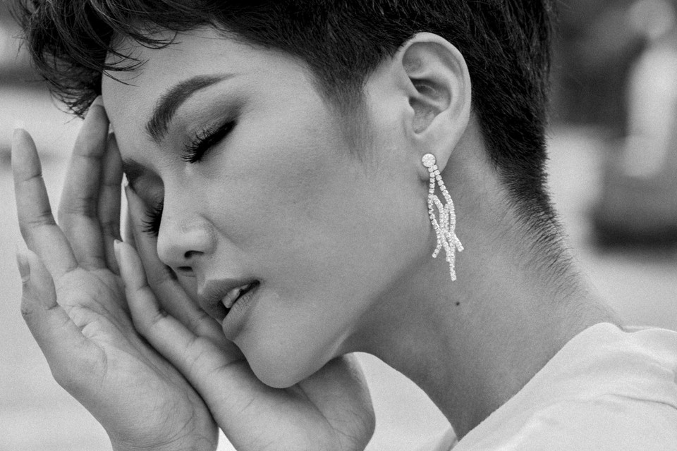 Vì thế, biển đối với H’Hen Niê giống như người bạn tri kỷ, gắn liền với cô trong những thời khắc quan trọng của cuộc đời. (Ảnh: Hồ Quốc Hoàng/Vietnam+)