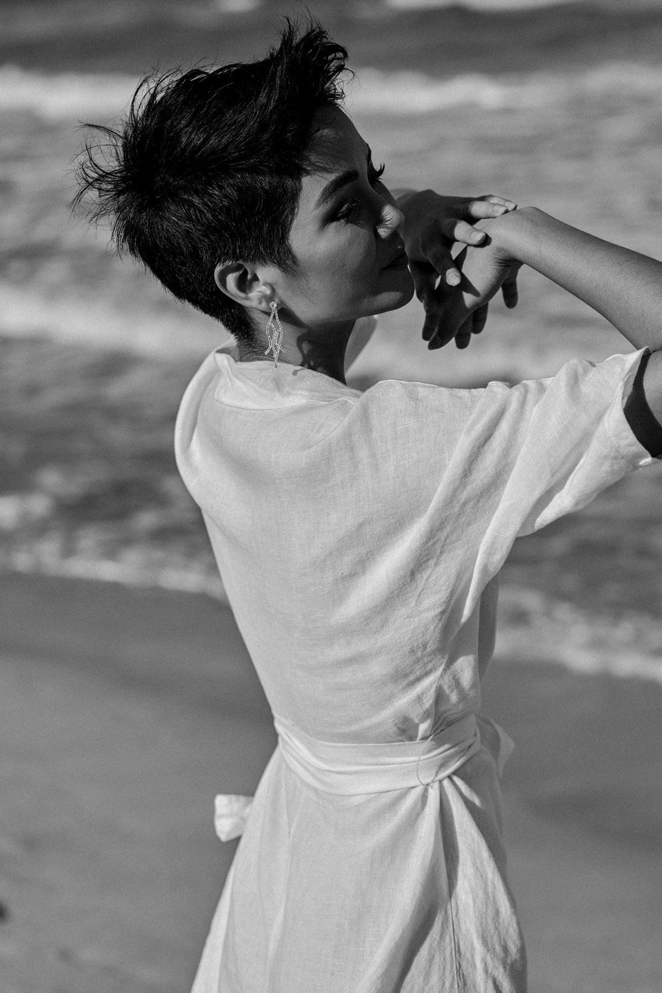 Cùng ngắm bộ ảnh vui tươi, giàu năng lượng bên biển của H'Hen Niê/ (Ảnh: Hồ Quốc Hoàng/Vietnam+)