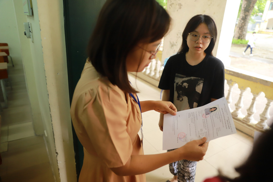 Một vài trường hợp thí sinh đến muộn hoặc quên mang theo giấy tờ, căn cước công dân được cán bộ coi thi hướng dẫn. (Ảnh: PV/Vietnam+)