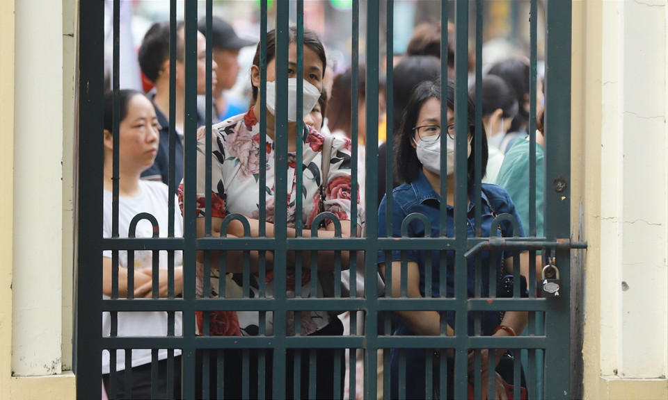 Các bậc phụ huynh cũng hồi hộp không kém các sỹ tử trong ngày làm thủ tục dự thi vào lớp 10. (Ảnh: PV/Vietnam+)