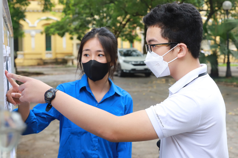 Theo ghi nhận của phóng viên Báo Điện tử VietnamPlus tại điểm Trường trung học phổ thông Việt Đức, nhiều học sinh đã đến từ sớm để kiểm tra số báo danh và danh sách phòng thi. (Ảnh: PV/Vietnam+)