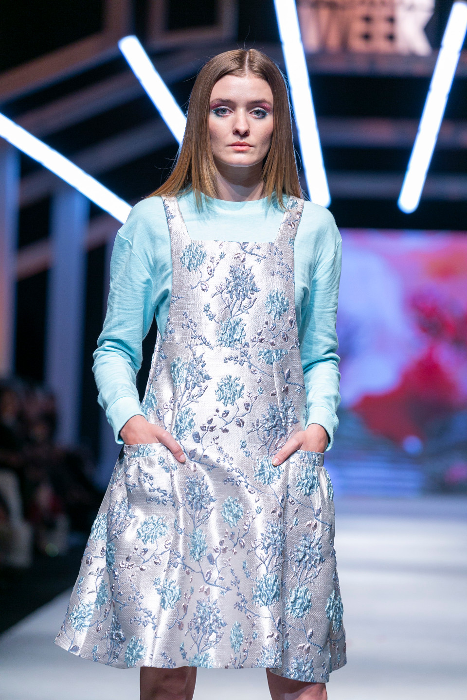 ‘Vì vậy tôi đã lựa chọn giày thể thao thay vì những đôi cao gót cho bộ sưu tập của mình để trông tổng thể set đồ mạnh mẽ hơn.’