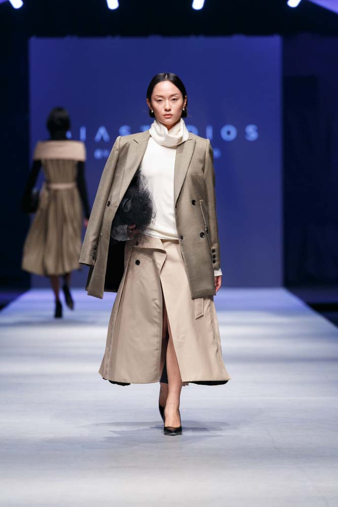 Xuyên suốt bộ sưu tập là tông màu chủ đạo đen, trắng và be.