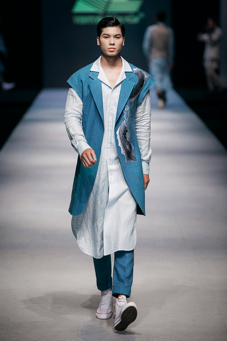  Đặc biệt, phần họa tiết cá chép hóa rồng được thêu đầy sáng tạo và hoàn toàn thủ công với kỹ thuật thêu tinh vi, thêu như vẽ lên ve áo, gấu áo, măng sét cổ tay.