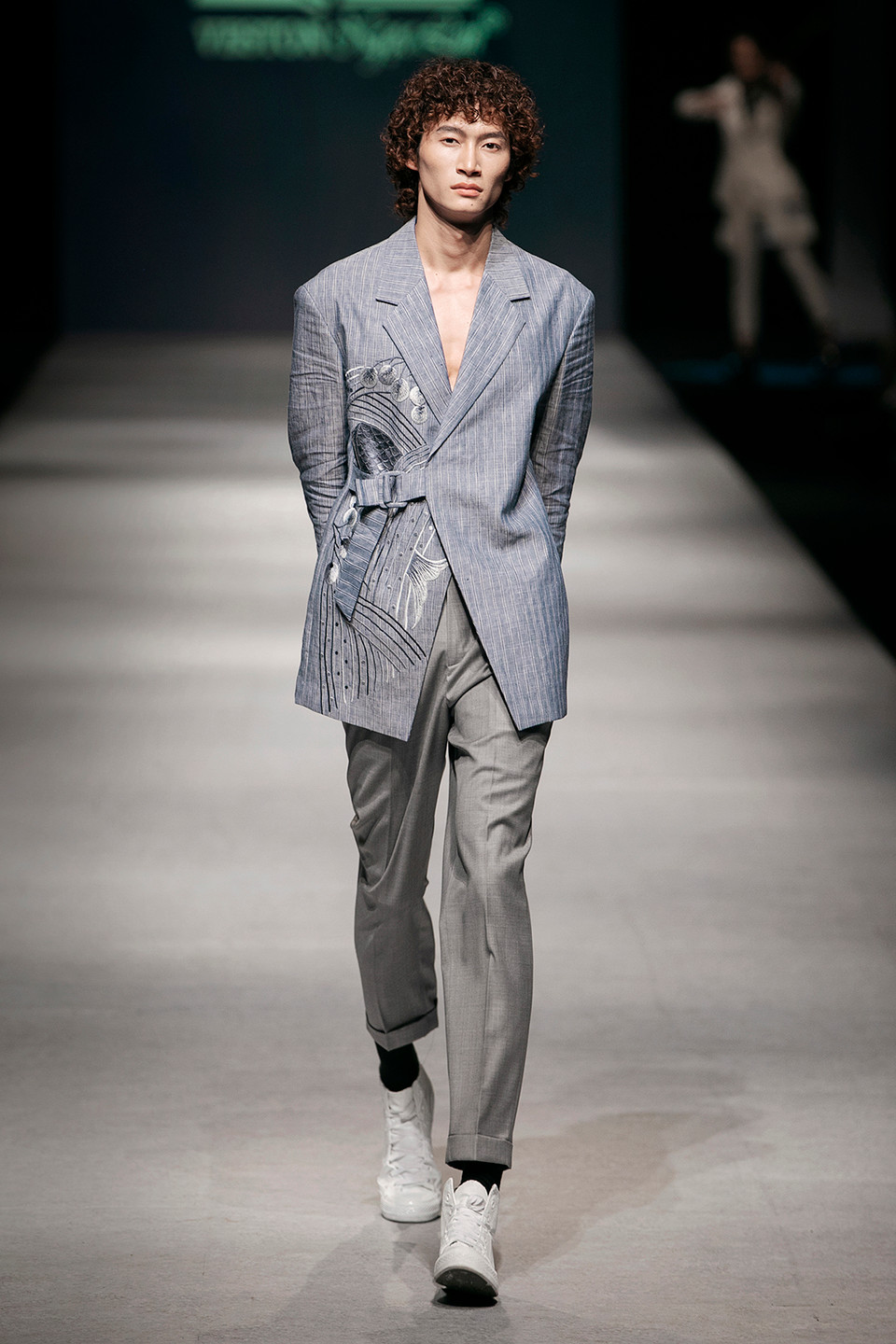 Bộ sưu tập lấy cảm hứng từ bức tranh 'Cá chép vượt vũ môn hóa rồng' của làng tranh dân gian Hàng Trống. 